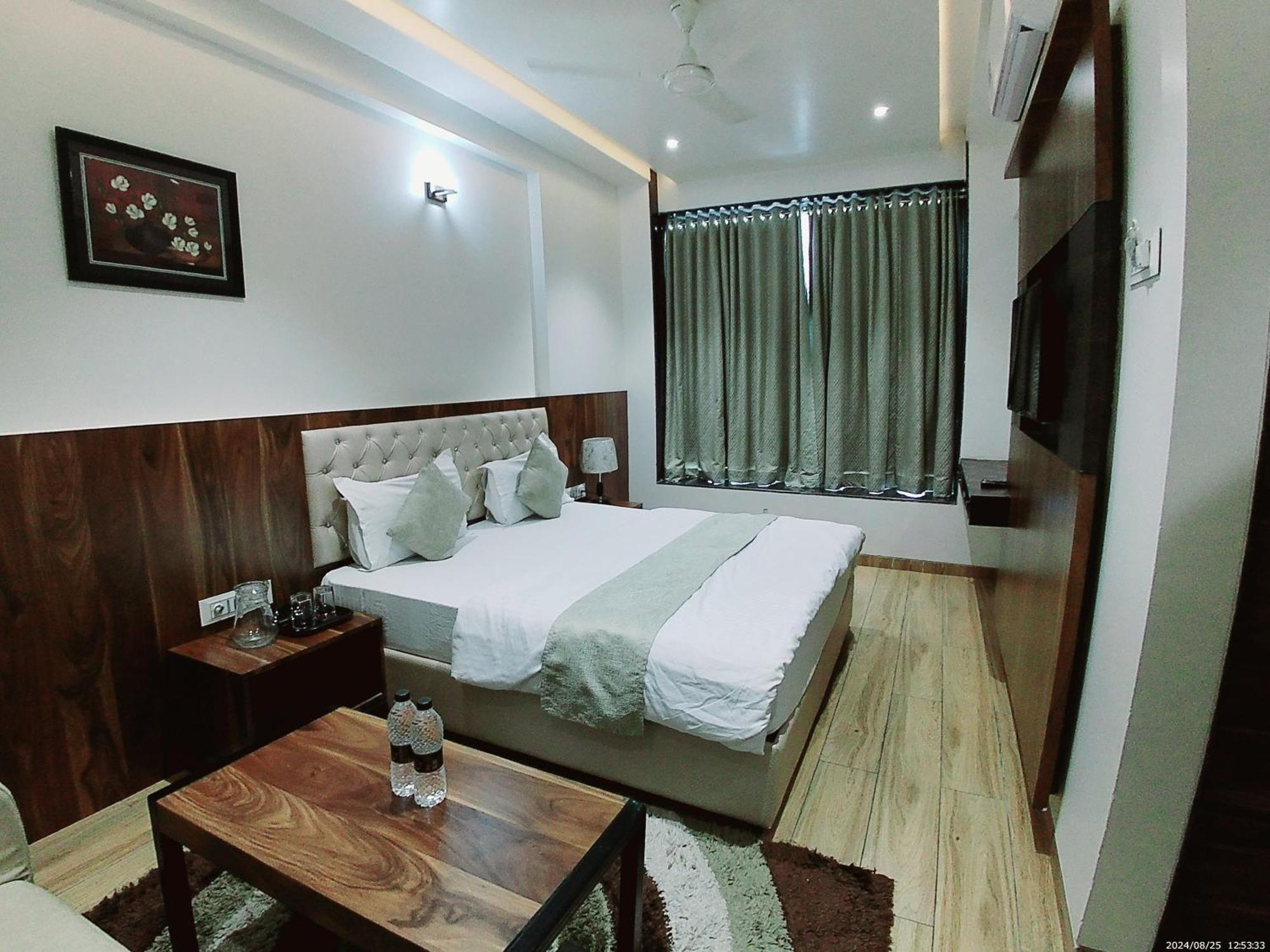 Hotel Sai Pratik, Newly Built Up, Complimentary Shuttle To The Temple 쉬르디 외부 사진