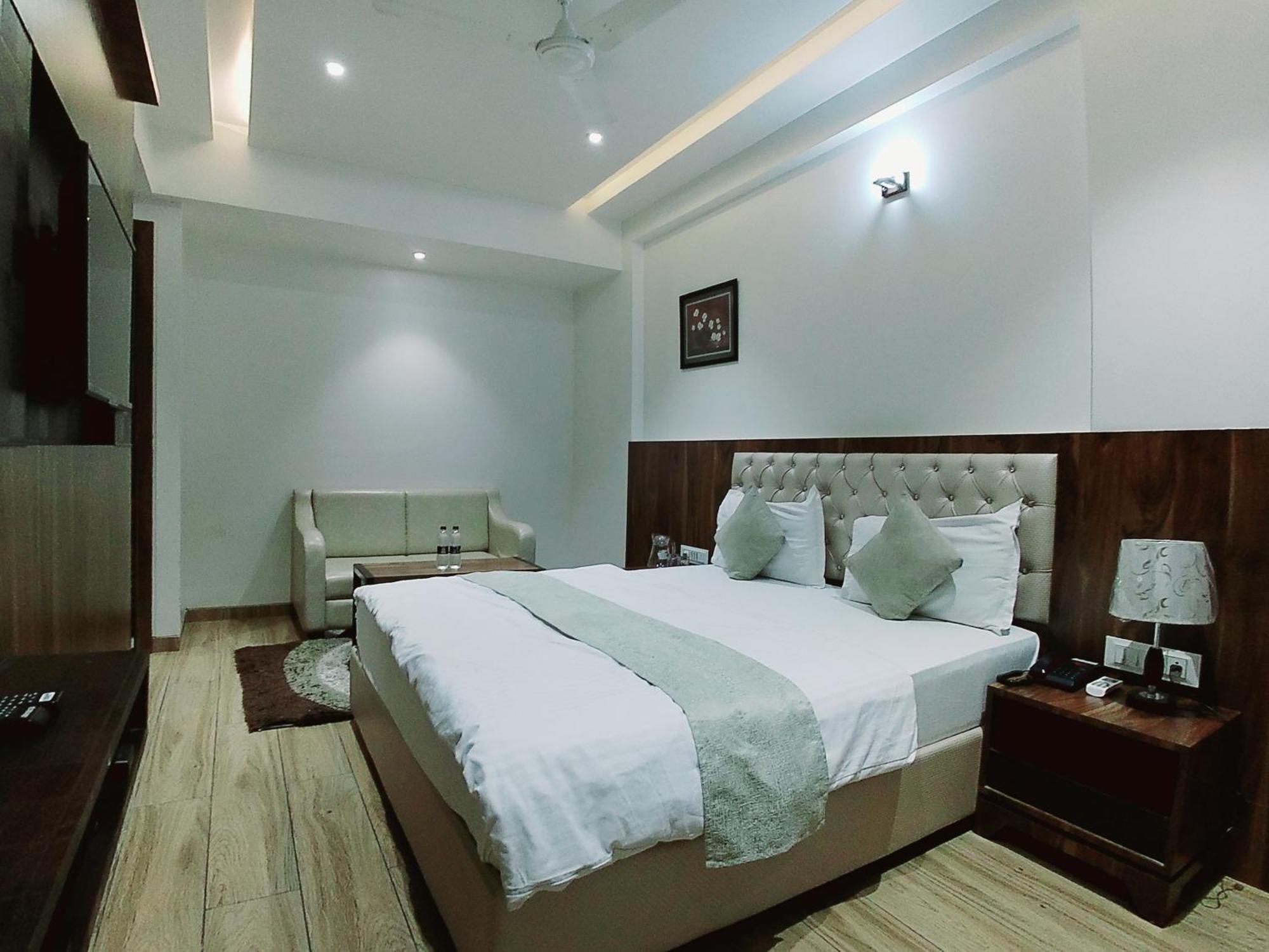 Hotel Sai Pratik, Newly Built Up, Complimentary Shuttle To The Temple 쉬르디 외부 사진