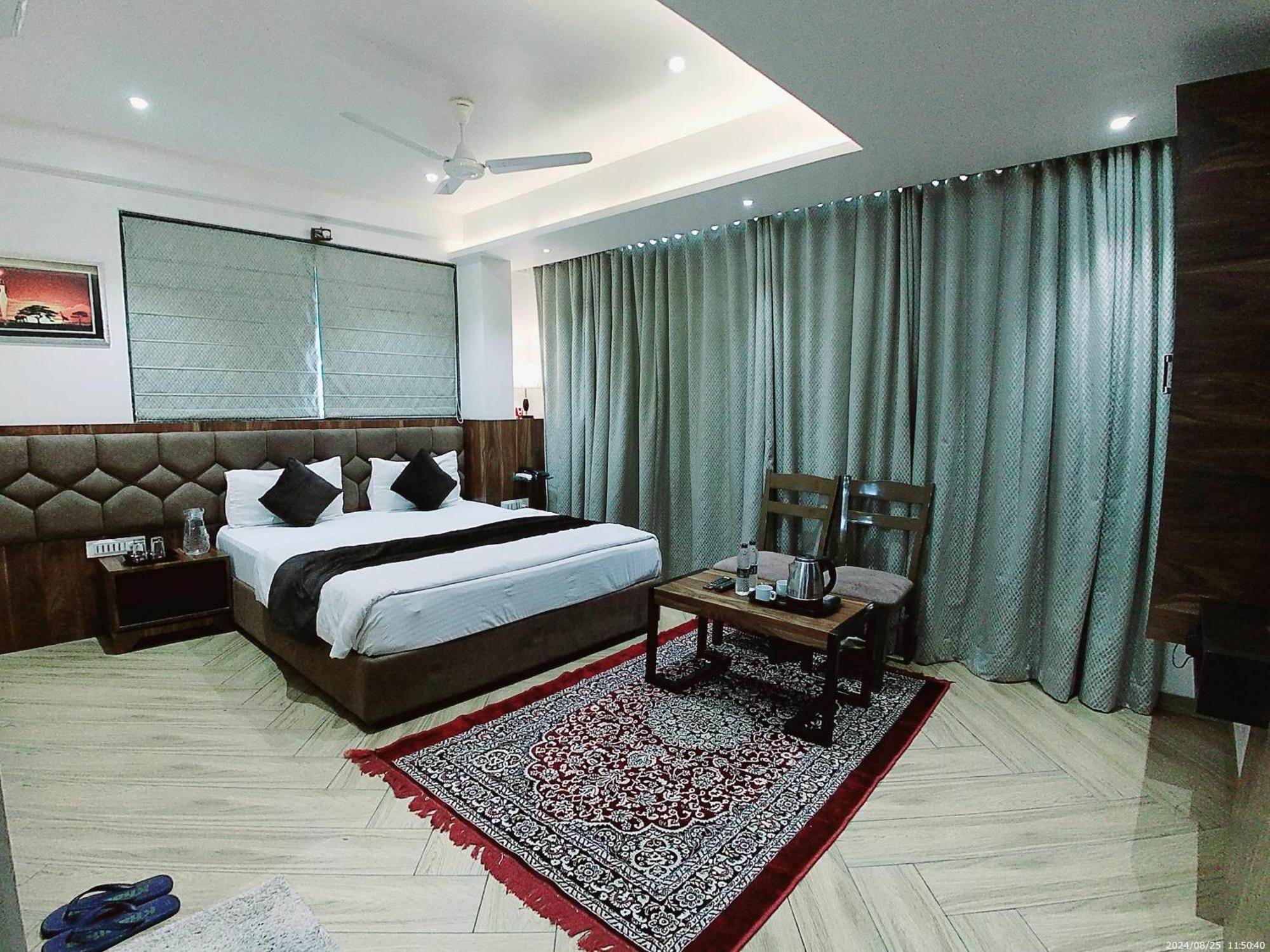 Hotel Sai Pratik, Newly Built Up, Complimentary Shuttle To The Temple 쉬르디 외부 사진