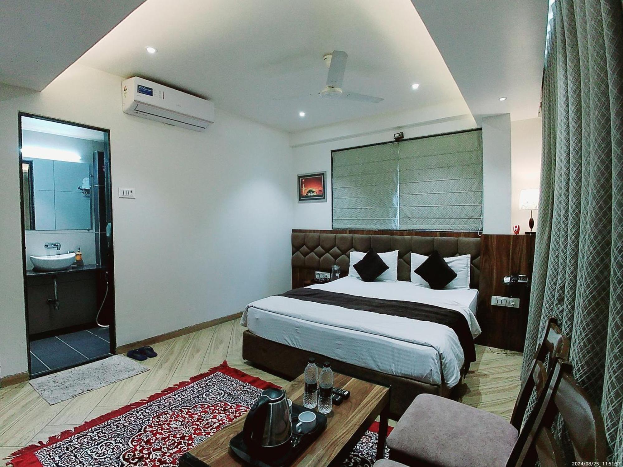 Hotel Sai Pratik, Newly Built Up, Complimentary Shuttle To The Temple 쉬르디 외부 사진