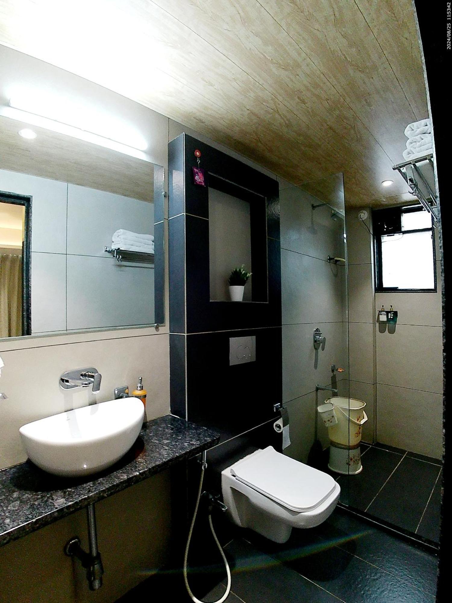 Hotel Sai Pratik, Newly Built Up, Complimentary Shuttle To The Temple 쉬르디 외부 사진