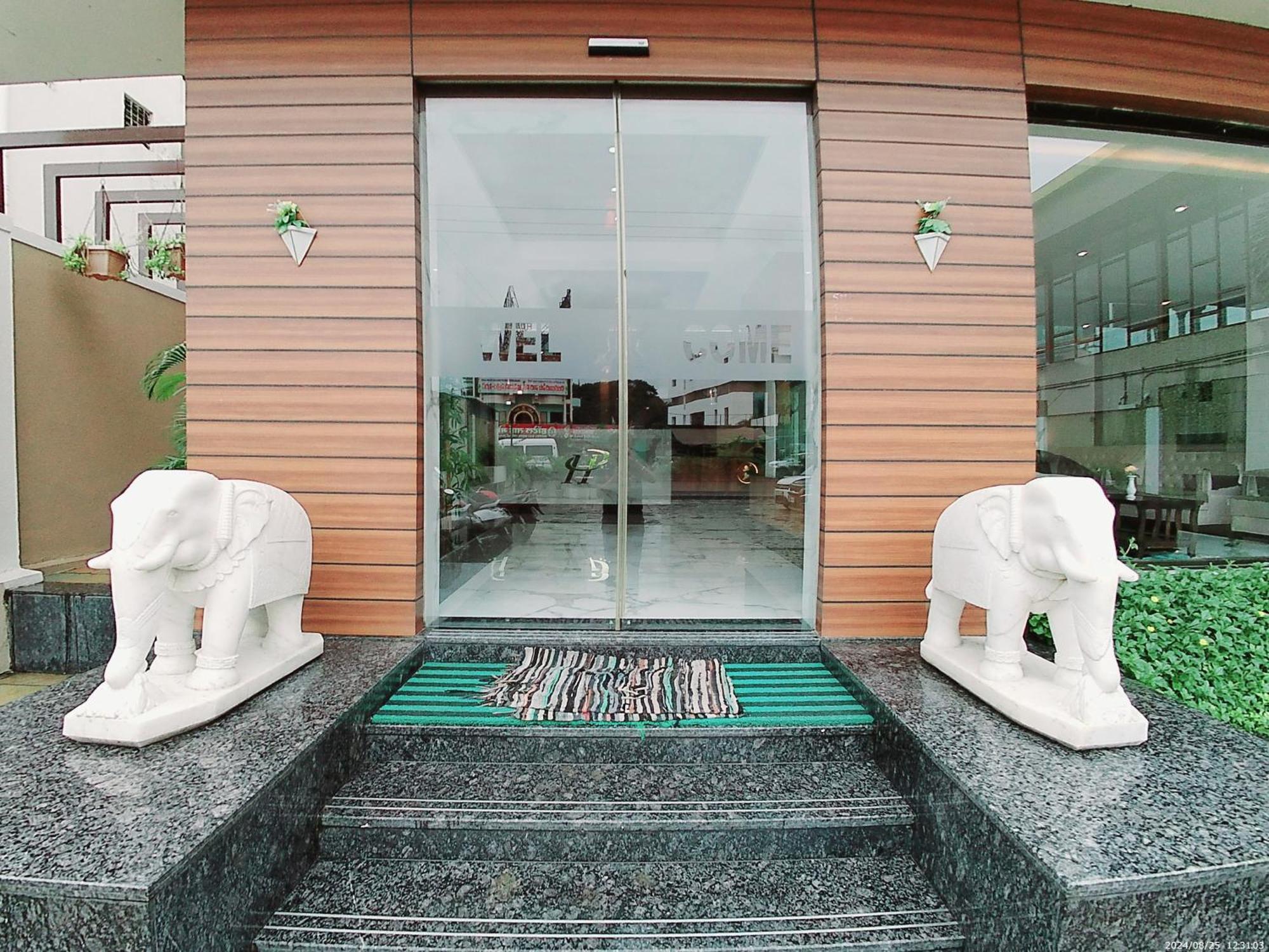 Hotel Sai Pratik, Newly Built Up, Complimentary Shuttle To The Temple 쉬르디 외부 사진
